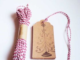 JEMPAK UK Pack of 10 xmas tree Kraft gift tags with 5M red Baker's Twine 