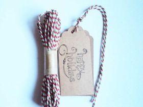 JEMPAK UK Pack of 10 "Happy holidays" Kraft gift tags with 5M xmas colour Baker's Twine 