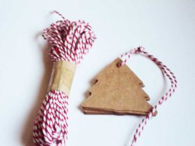 JEMPAK UK Pack of 20 blank xmas tree shape Kraft gift tags with 10M Red Baker's Twine 