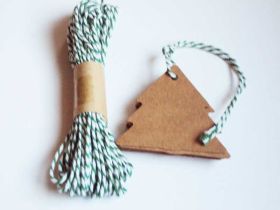 JEMPAK UK Pack of 20 blank xmas tree shape Kraft gift tags with 10M Green Baker's Twine 