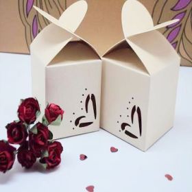Pack of 10 White heart top favour box (45mm x 45mm x 45mm)