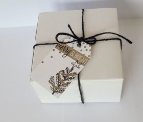 JEMPAK UK® Pack of 5 white high Gloss Gift/favour boxes with hinged lid (13cm x 13cm x 8cm) with 10M black jute twine and Xmas tree gift tags