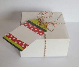 JEMPAK UK® Pack of 6 white high Gloss Gift/favour boxes with hinged lid (10cm x 10cm x 5cm) with 10M Xmas Baker's twine and Xmas print gift tags
